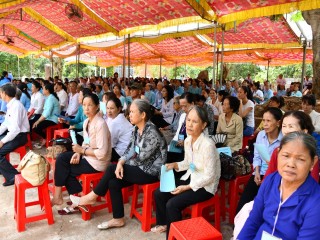 Phía sau nhà thờ