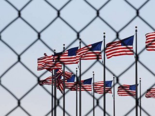 American_flags_border_Credit_Photo_Grapher_Shutterstock_CNA