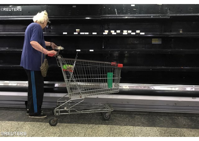 Một siêu thị không có thực phẩm ở Caracas - REUTERS