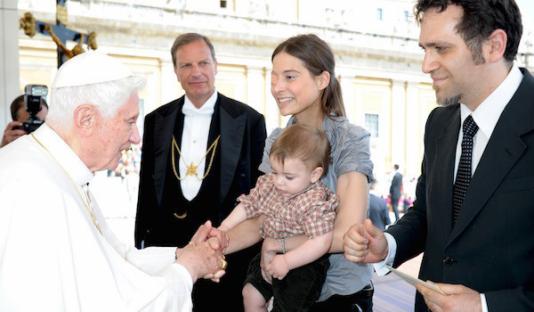 Vợ chồng chị Chiara Corbella và con trai Francesco gặp Đức Benedito 16