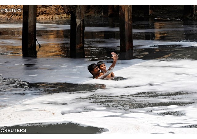 Nạn nhân lũ lụt ở Ấn Độ - REUTERS