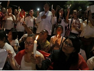 Người dân ở Jakarta cùng nhau cầu nguyện cho sự bình an của đất nước - AP
