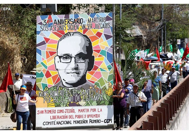 Tuần hành kỷ niệm 37 năm chân phước Romero bị giết - EPA