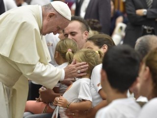 ĐTC chào các tín hữu hành hương  (Vatican Media )