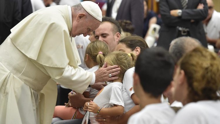  ĐTC chào các tín hữu hành hương (Vatican Media )