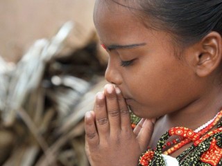 Một em bé cầu nguyện cho hòa bình (V.R.Murralinath - stock.adobe.com)