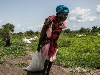 Một phụ nữ Nam Sudan nhận đồ cứu trợ  (AFP or licensors)