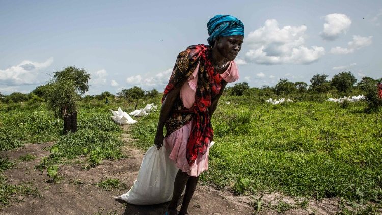 Một phụ nữ Nam Sudan nhận đồ cứu trợ  (AFP or licensors)
