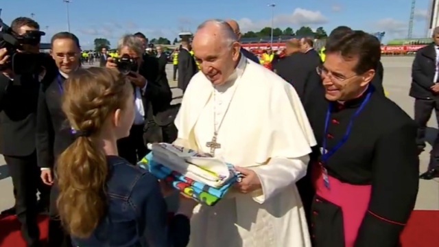 20180825 Pope Francis Arrives in Ireland (1)