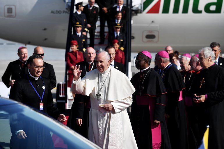 20180825 Pope Francis Arrives in Ireland (2)