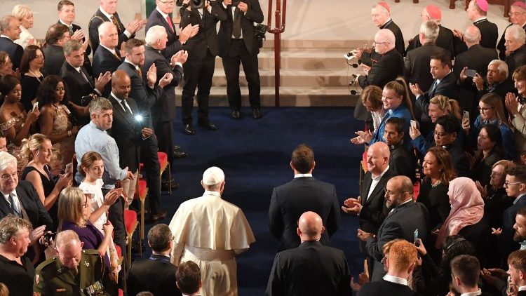 20180825 Pope Francis Arrives in Ireland (3)