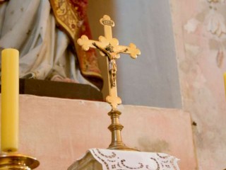 Crucifix_altar_church_Mass_Credit_Calamity_Jane_Shutterstock_CNA