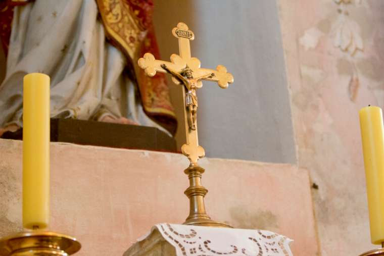 Crucifix_altar_church_Mass_Credit_Calamity_Jane_Shutterstock_CNA