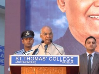 Tổng thống Ấn Độ Ram Nath Kovind phát biểu tại lễ kỷ niệm trăm năm của trường St. Thomas ở Thrissur vào ngày 7 tháng 8 (Credit: Office of the President of India.)