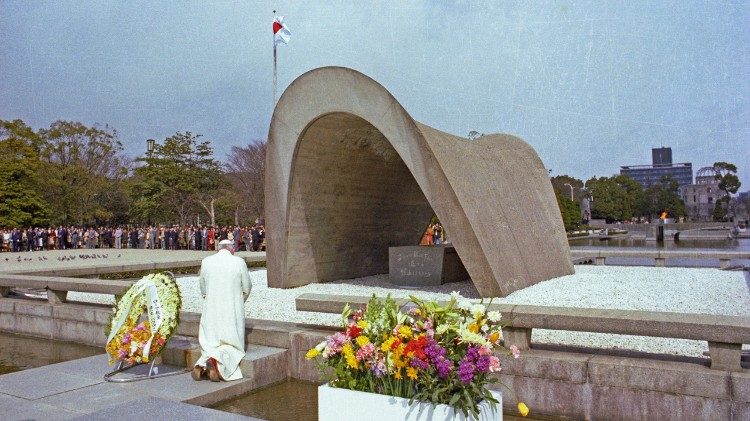  Thánh Giáo hoàng Gioan Phaolô II viếng đài tưởng niệm hòa bình tại Hiroshima 