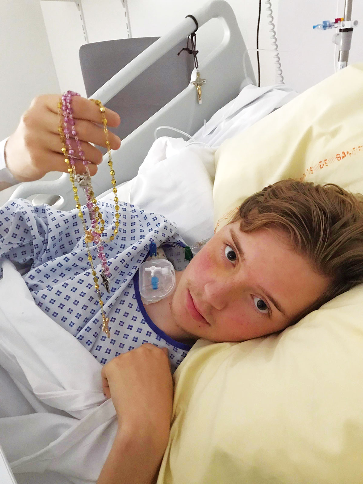 Trên giường bệnh ở Pháp, Alex Kalscheur luôn giữ hai tràng chuỗi Mân Côi