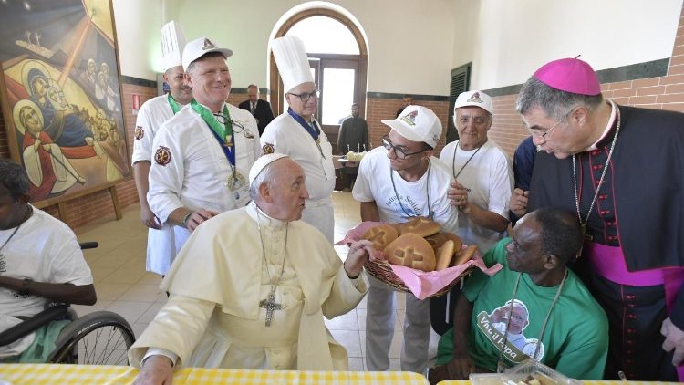 20180916 The pope lunches with the poor at the Hope and Charity Center 1