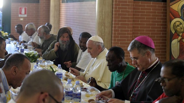 20180916 The pope lunches with the poor at the Hope and Charity Center 2