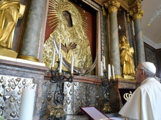 20180923 Papa al Santuario della Mater Misericordiae a Vilnius 2