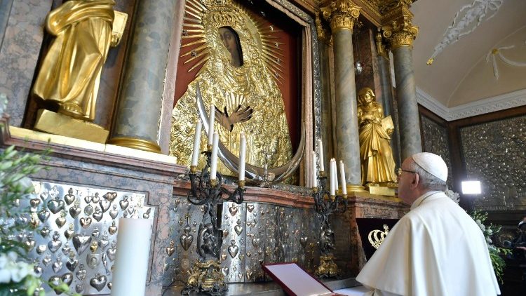 20180923 Papa al Santuario della Mater Misericordiae a Vilnius 2