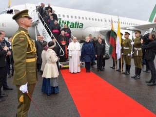 20180923 Papa ha iniziato il suo viaggio in Lituania 0