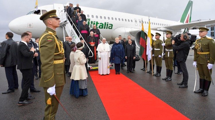 20180923 Papa ha iniziato il suo viaggio in Lituania 0