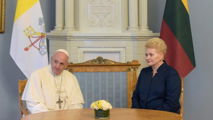 20180923 Papa ha iniziato il suo viaggio in Lituania 7
