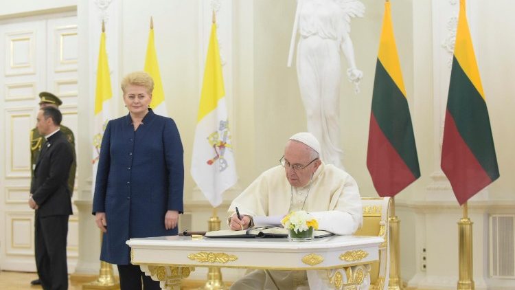 20180923 Papa ha iniziato il suo viaggio in Lituania 9