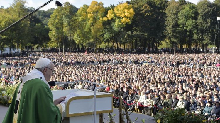 20180923 Pope Francis says during his homily at Mass in Santakos Park in Kaunas_Lithuania 10