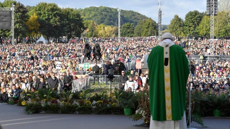 20180923 Pope Francis says during his homily at Mass in Santakos Park in Kaunas_Lithuania 16