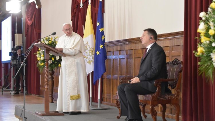 20180924 Francis of Assisi met with the President and the civil authorities of Lettoni 2