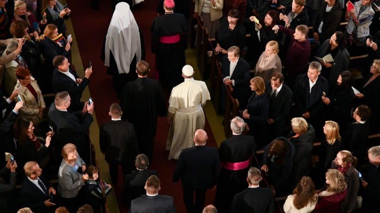 20180924 Pope Francis arrives at the Lutheran Cathedral in Riga for an Ecumenical Meeting 0