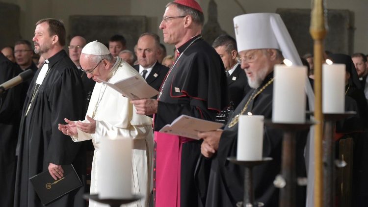 20180924 Pope Francis arrives at the Lutheran Cathedral in Riga for an Ecumenical Meeting 1
