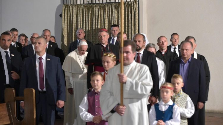 20180924 Pope Francis arrives at the Lutheran Cathedral in Riga for an Ecumenical Meeting 12