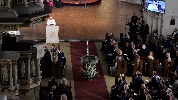 20180924 Pope Francis arrives at the Lutheran Cathedral in Riga for an Ecumenical Meeting 14