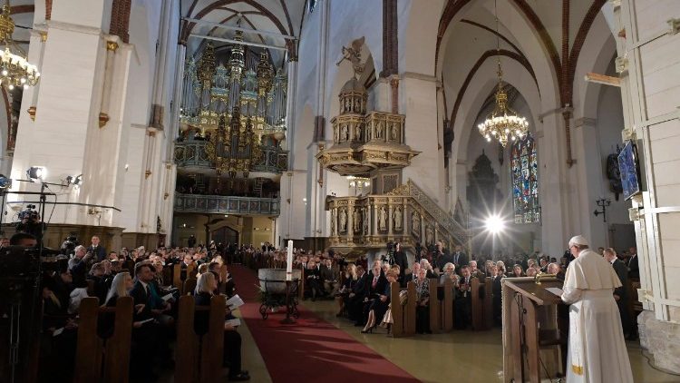 20180924 Pope Francis arrives at the Lutheran Cathedral in Riga for an Ecumenical Meeting 4