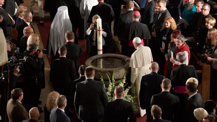 20180924 Pope Francis arrives at the Lutheran Cathedral in Riga for an Ecumenical Meeting 8