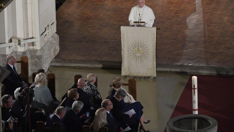 20180924 Pope Francis arrives at the Lutheran Cathedral in Riga for an Ecumenical Meeting 9