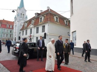 20180924 Pope Francis began visiting Lettoni 4