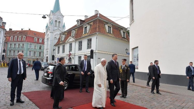 20180924 Pope Francis began visiting Lettoni 4