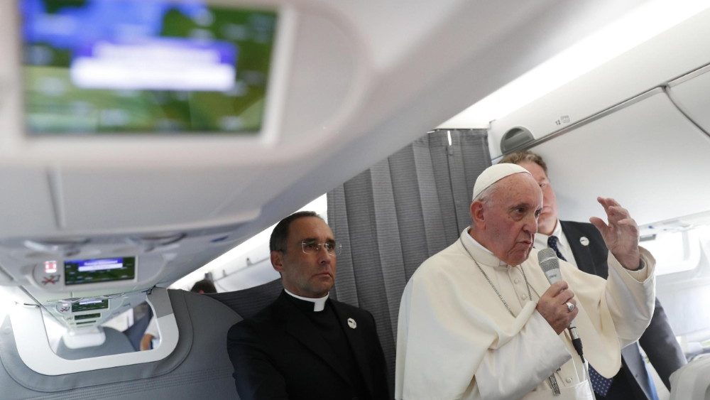 20180925 Conferenza stampa del Papa in aereo al rientro dai Paesi Baltici 0