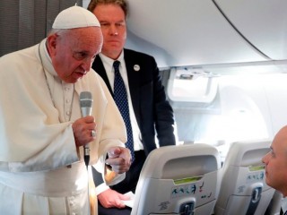 20180925 Conferenza stampa del Papa in aereo al rientro dai Paesi Baltici 1