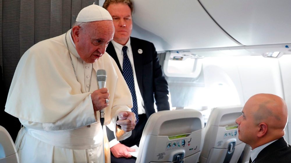 20180925 Conferenza stampa del Papa in aereo al rientro dai Paesi Baltici 1