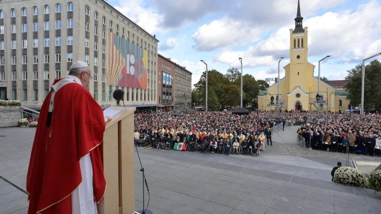 20180925 Pope at Mass in Freedom Square, Tallin, Estonia on September 0