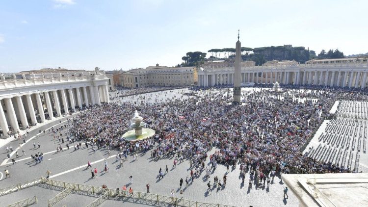 20180930 Pope Francis greets pilgrims in St Peter's Square for the midday Angelus 1