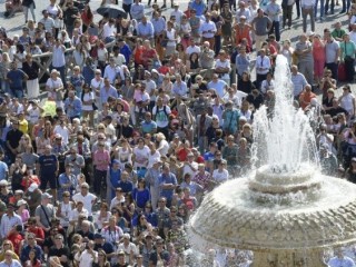 20180930 Pope Francis greets pilgrims in St Peter's Square for the midday Angelus 2