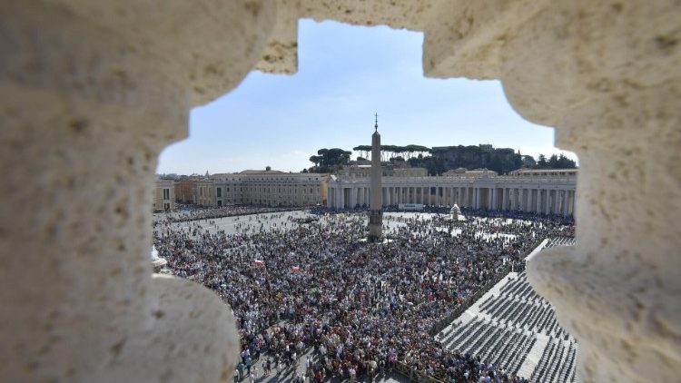 20180930 Pope Francis greets pilgrims in St Peter's Square for the midday Angelus 4