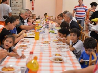 ĐHY Krajewski ăn trưa với những người di dân từ con tàu ”Diciotti”