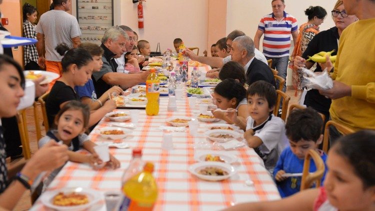  ĐHY Krajewski ăn trưa với những người di dân từ con tàu ”Diciotti”  