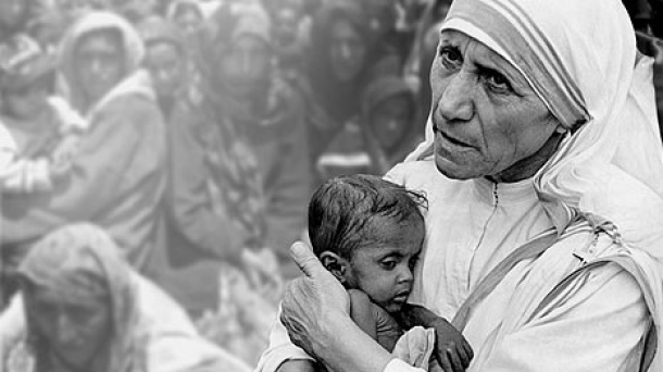 Kết quả hình ảnh cho hinh anh me teresa calcutta va cham soc nguoi cung kho co cuc"